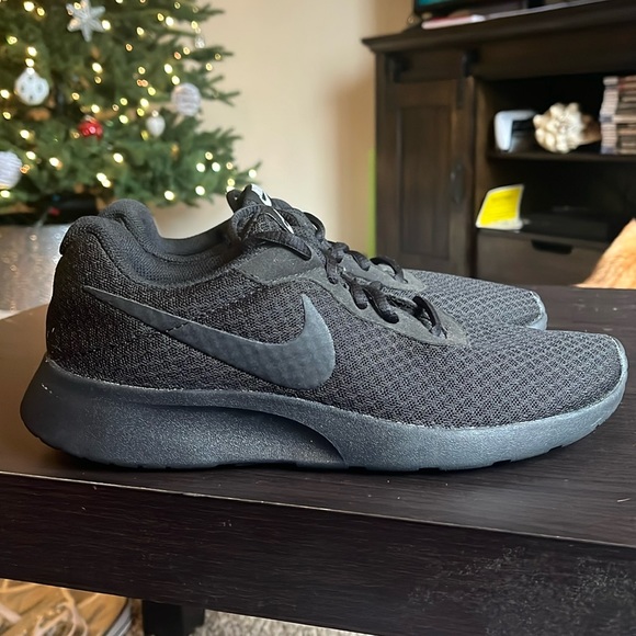 Nike Shoes - Nike Tanjun Shoes Triple Black Lace-Up Breathable Athletic Sneaker Women's 8.5
